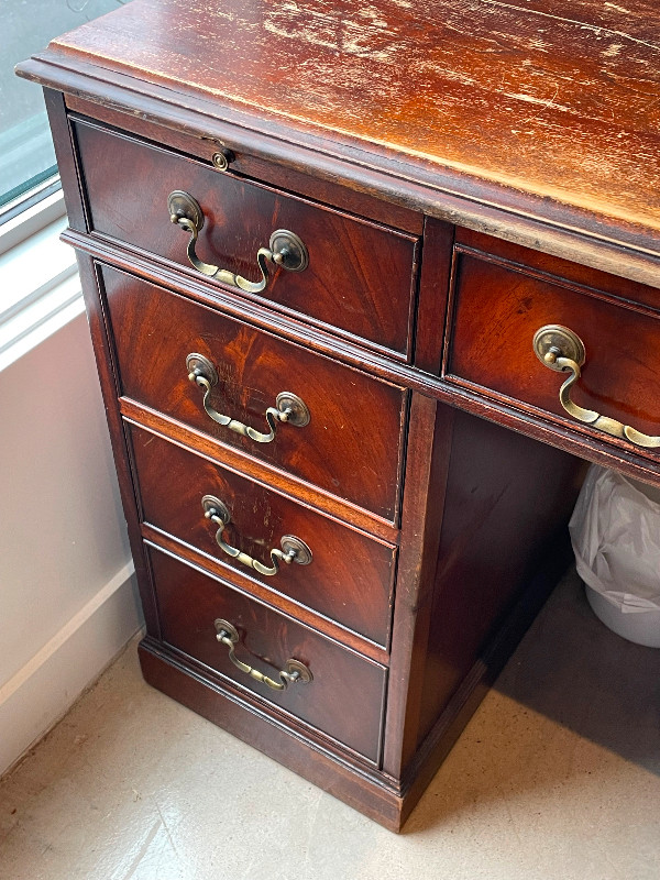 Antique Executive Desk For Sale in Desks in City of Halifax - Image 2