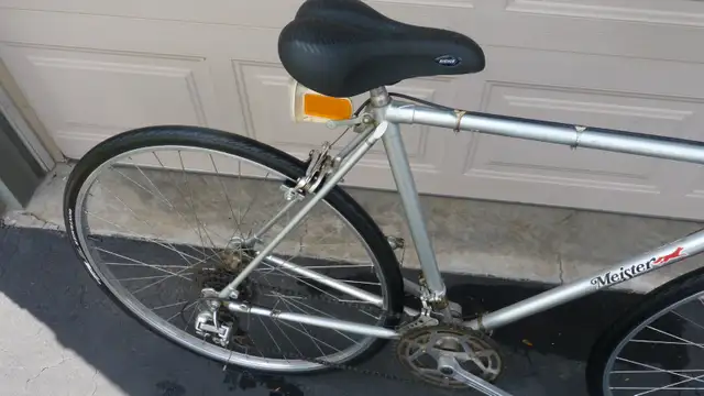 Men Road Bicycle in Road in Hamilton - Image 5