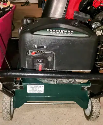 Craftsman Gas Snow Blower Briggs Stratton motor Works great with lots of power Easy to use Like new...