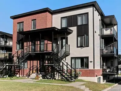 Superbe condo 4½ (2 chambres) situé au 3ᵉ étage, offrant une excellente luminosité grâce à ses 3 faç...