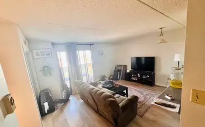 1 Bed 1 Bath Apt + big den as Storage/Pet house