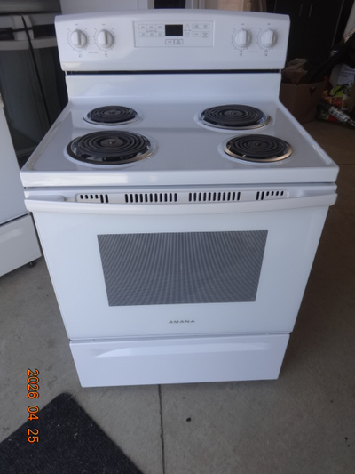 Cette cuisinière électrique Amana est en excellente condition et n'a été utilisée que pendant deux é...
