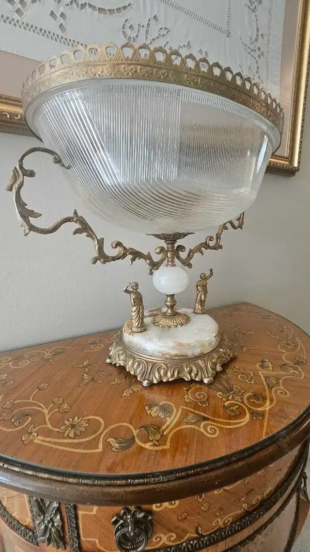 Antique Style Centerpiece Bowl in Arts & Collectibles in Markham / York Region - Image 4