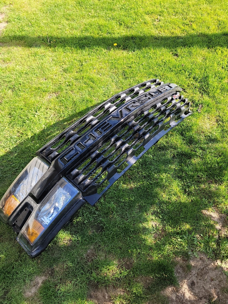 2020 chevy silverado custom grill and passenger headlight Auto Body