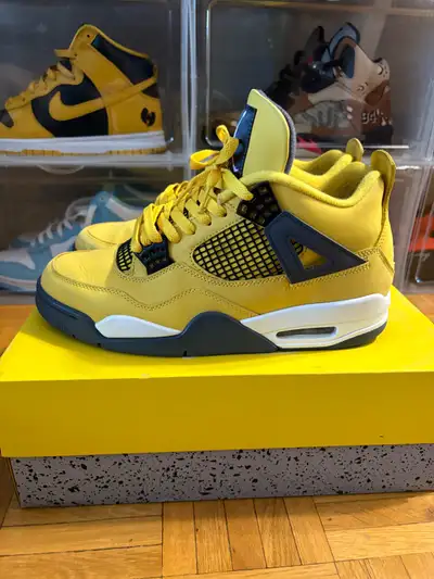 Jordan 4 Lightning size 9, View more