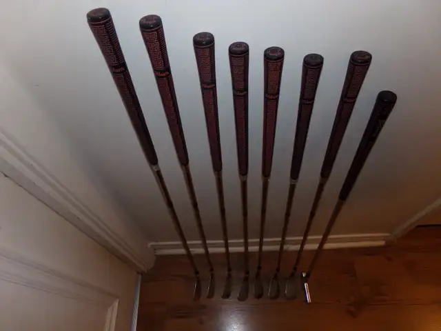 LADIES "WILSON" 11 CLUB SET OF GOLF CLUBS/ALL IN ONE BAG/  CART in Golf in Kingston - Image 11