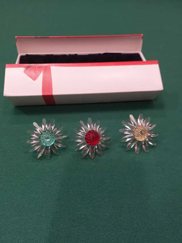 Swarovski Daisy flower set of 3. Red, Blue, Yellow  in Arts & Collectibles in Oakville / Halton Region - Image 2