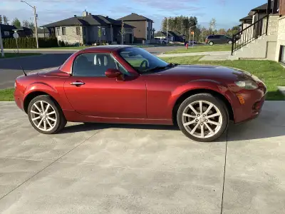 Mazda MX-5 tout équipé, convertible,toit dur, Mag, manuelle, propulsion 4 cylindres, 2.0L Chaîne Bos...