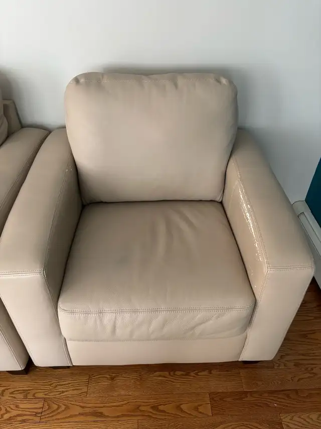Leather sofa set in Chairs & Recliners in City of Halifax - Image 7