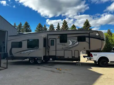 2013 Jayco Eagle Premier 5th wheel This is a 4 season trailer with the polar barrier package with a...