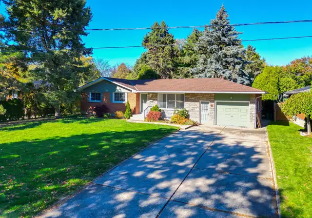 Private Furnished Room: Quiet Professional Home (Lakeshore)