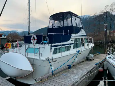 Enjoy boating season with a beautifully maintained 34-foot Tollycraft Tri-Cabin, located in French C...