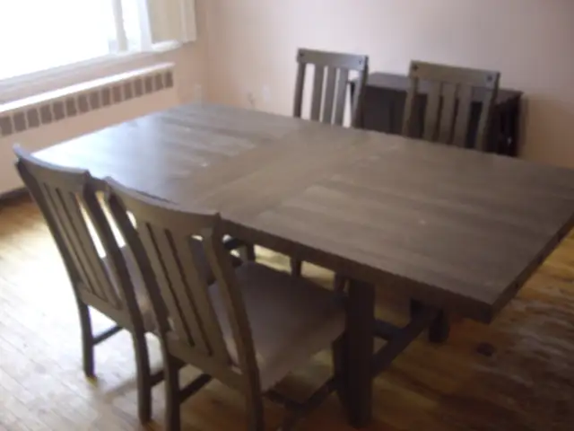 Heavy, sturdy, solid wood dining room table with 4 chairs - $99 in Dining Tables & Sets in City of Montréal - Image 2
