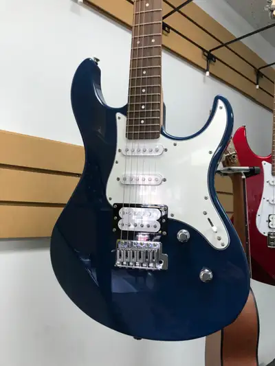 GUITARE ÉLECTRIQUE YAMAHA, View more