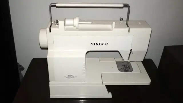 Singer Sewing Machine 6211C heavy-duty all-metal construction in Hobbies & Crafts in Oshawa / Durham Region - Image 10