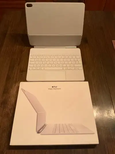 clavier ipad air 13’’- valeur 460$, View more