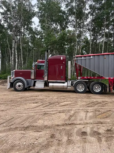 2013 Peterbilt 389 with 600 signature Cummins inframed 400 000 Kms ago, super 40s, 18 speed, 4 way l...