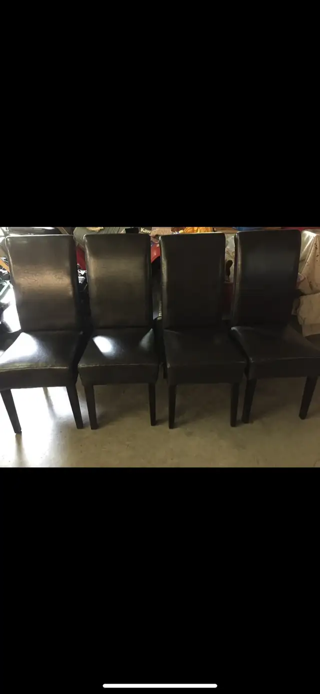 Dining table and chairs in Dining Tables & Sets in City of Halifax - Image 3