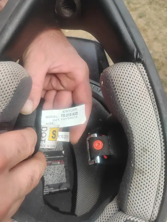 Dirt bike helmet in Motorcycle Parts & Accessories in Kitchener / Waterloo - Image 5