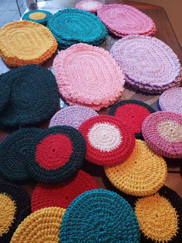 4 Crochet Placemats and 2 Hot Plates Sets in Kitchen & Dining Wares in Kingston - Image 3