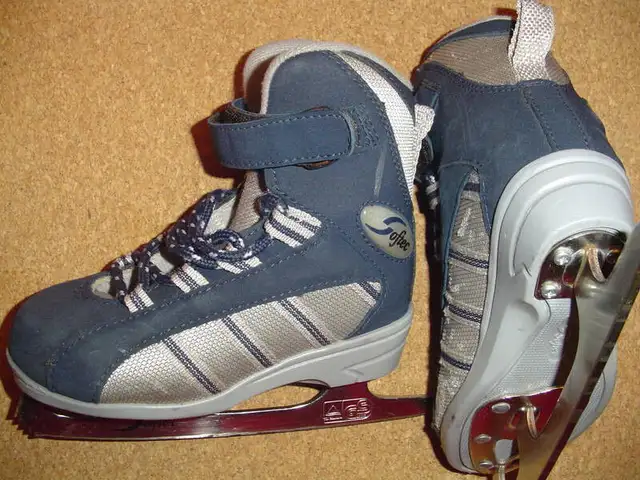 Ice Skates, Size 11-12 youth for shoe size 12-13.5 youth in Skates & Blades in City of Toronto - Image 10