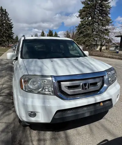 Selling my 2010 Honda Pilot Touring. Engine threw a rod at 223,000km and went through oil pan, needs...