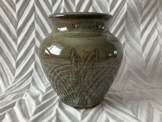 Beautiful Studio Pottery Vase, Signed dans Décoration intérieure et accessoires  à Ville de Montréal - Image 2