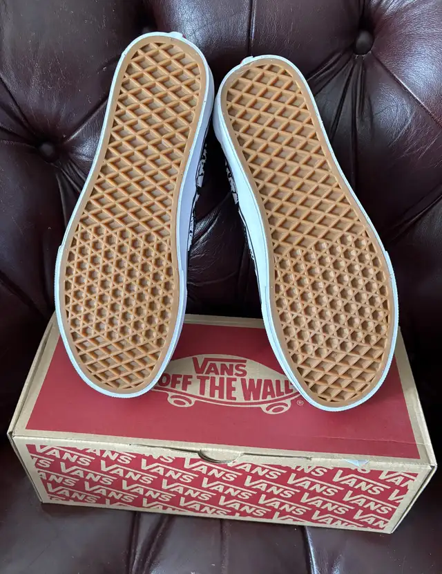 NEW in Box Skull Halloween Vans Slip-On Shoes VNOA38F7HOB sz 8.5 in Women's - Shoes in Calgary - Image 7