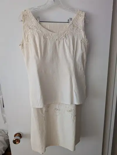 Très bel ensemble 2 pièces en manta brodé blanc crème, View more