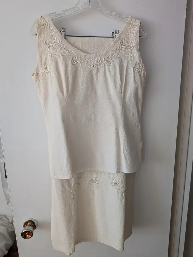 Très bel ensemble 2 pièces en manta brodé blanc crème in Women's - Dresses & Skirts in Québec City - Image 2