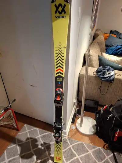 Volkl Racetiger Slalom Race Ski 150cm R12 - 375$. Marker TCX 10 bindings set for Lange 26-26.5 boot....