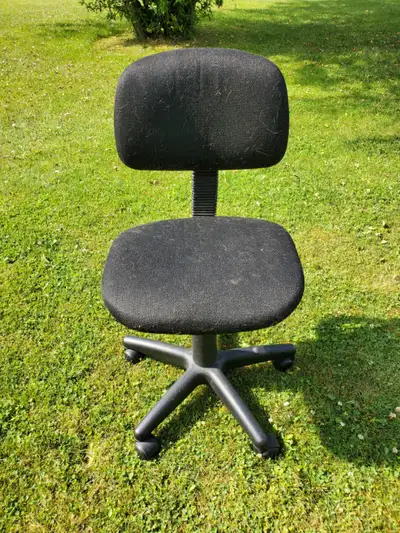 *** Desk Chair for Sale *** Small desk chair on wheels. If interested, please make an offer.