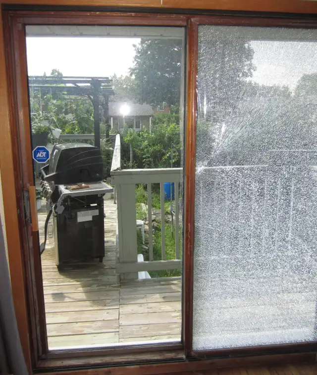 Wooden sliding patio doors (2 pcs) (72-1/2" x 82-3/4") in Windows, Doors & Trim in City of Montréal - Image 6