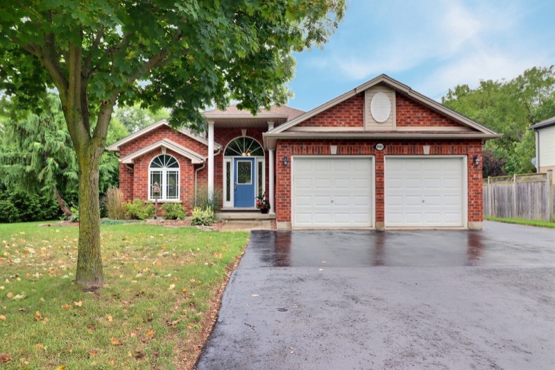 ALL BRICK BUNGALOW IN THE HIGHLY DESIRED TOWN OF KOMOKA! Houses for