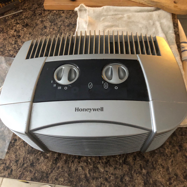 Honeywell air purifier for sale - no air filter. in Heaters, Humidifiers & Dehumidifiers in Oakville / Halton Region
