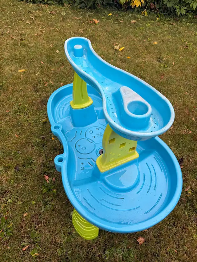 Step2 Rain Showers Splash Pond Water Table in Toys & Games in City of Toronto - Image 5