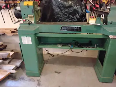 1 1/2hp wood lathe, Accessories included
