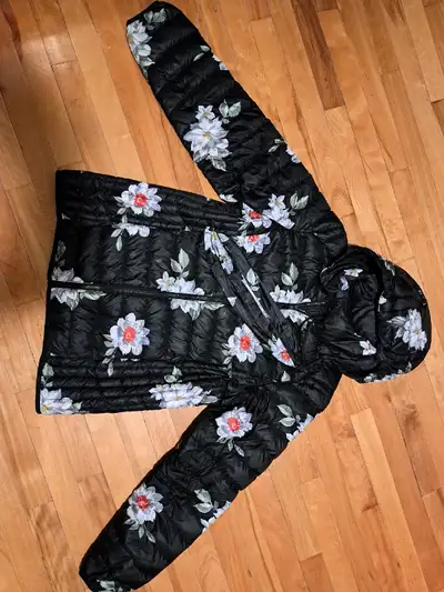 Manteau Simons neuf avec pochette pour rangement grandeur large a 25$ Manteau Mckinley grandeur medi...