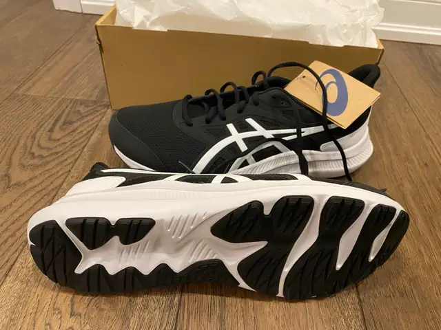 Asics black and white running shoes in Men's Shoes in Markham / York Region - Image 2
