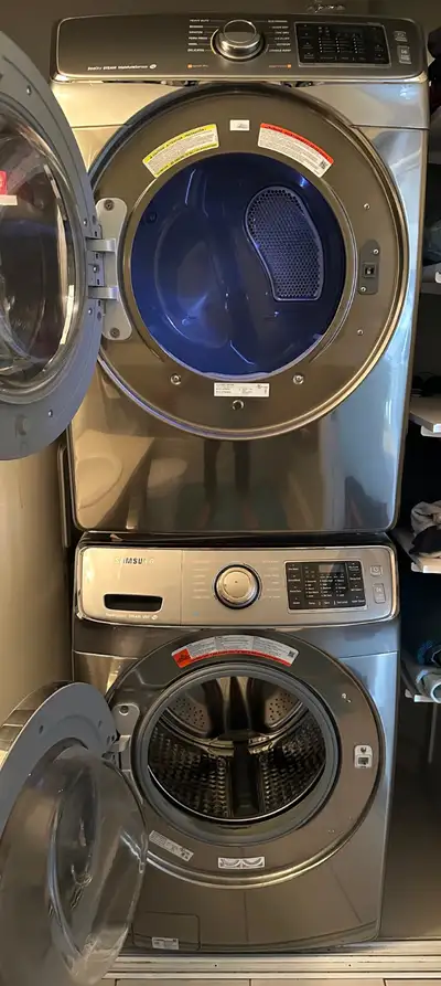 Laveuse et sécheuse samsung à chargement frontal, capacité 5.2 pi3. Appareils achetés il y a 8 ans,...