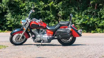 Honda Shadow AERO 750 2006 seulement 25396KM (En début de saison). Je viens de faire le changement d...