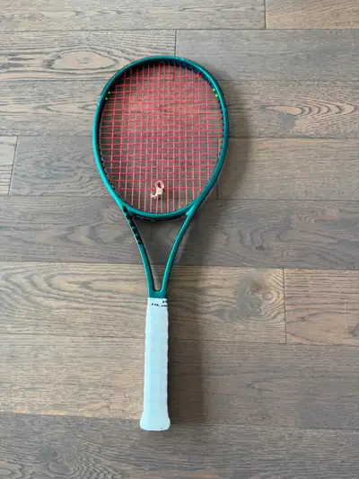 Raquette Wilson Blade V9 98 16x19. Manche 3. Nouveau bumper. Raquette utilisée 8 mois, en très bonne...