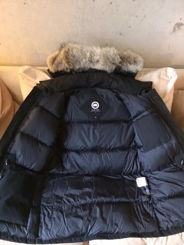 Canada Goose | Banff Parka | Black -  Size Small in Men's in City of Toronto - Image 4
