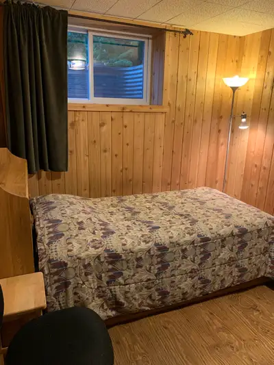Chambre à louer endroit tranquille et propre pour une personne seule. Dînette privée, vaisselle, lit...