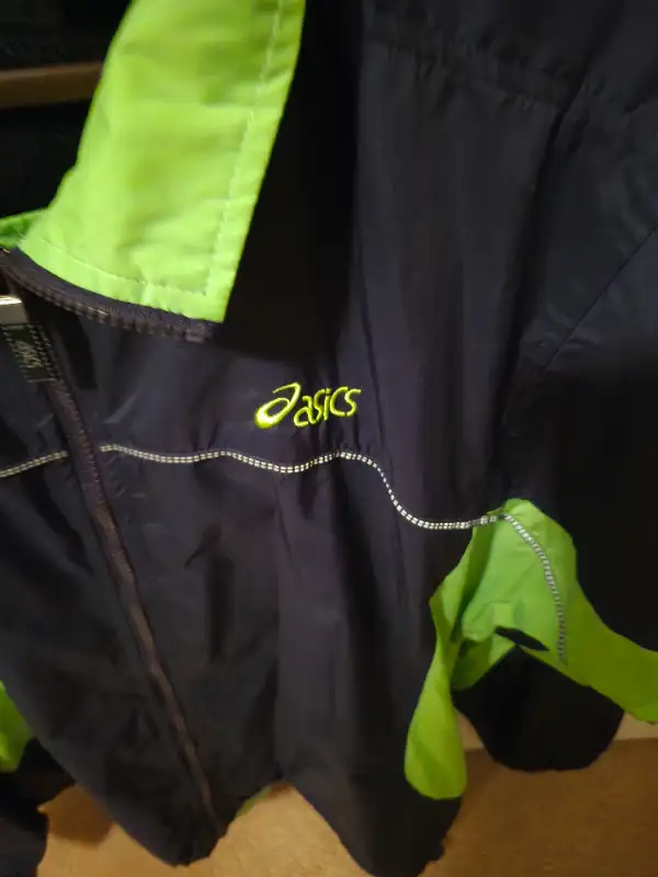 Asics running jacket - Adult  small in Women's - Tops & Outerwear in Oakville / Halton Region - Image 4