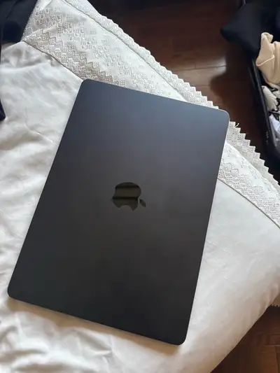 Macbook Air, 13-inch, M4, 2025 w/Apple Care +, View more