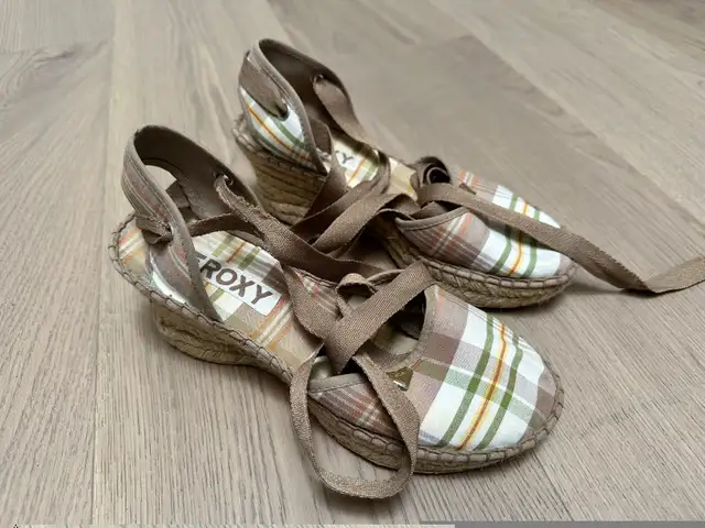 Women’s size 6 Roxy shoes in Women's - Shoes in City of Toronto - Image 3