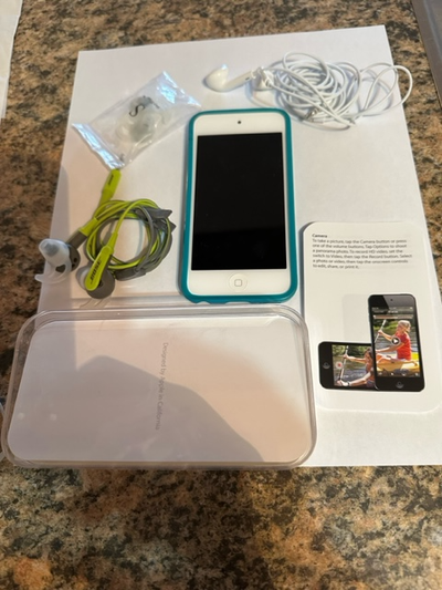 BLUE IPOD 32GB WITH ORIGINAL BOSE EARPHONES BARELY USED, View more