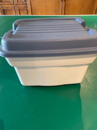 Rubbermaid container with lid 