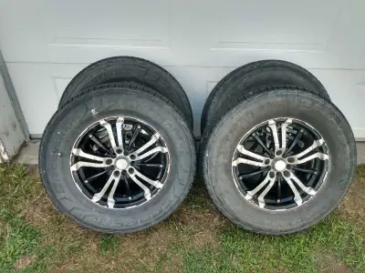 J'ai un ensemble de pneus toutes saisons de taille 235/70R16 en bon état, montés sur des jantes. Ces...